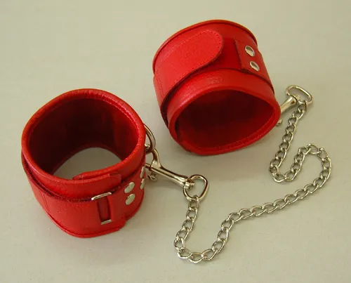 оковы кожаные красные на липучках, соединенные цепочкой длиной 35см 3073-2 в 