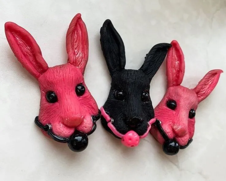 брошь pinkrabbit черный кролик с розовым кляпом, на магните в 