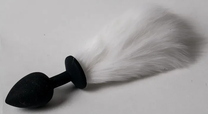 Пробка черная силикон с белым хвостом 2,8 х 18,9 см 47165-MM