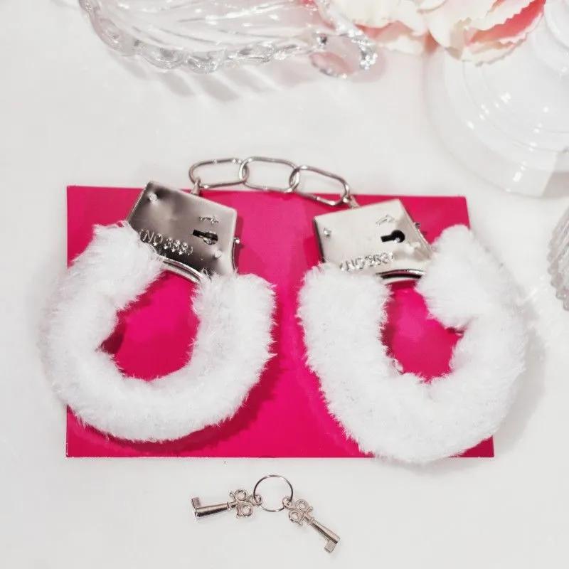 наручники декоративные с мехом shots beginner"s handcuffs furry, белые в 