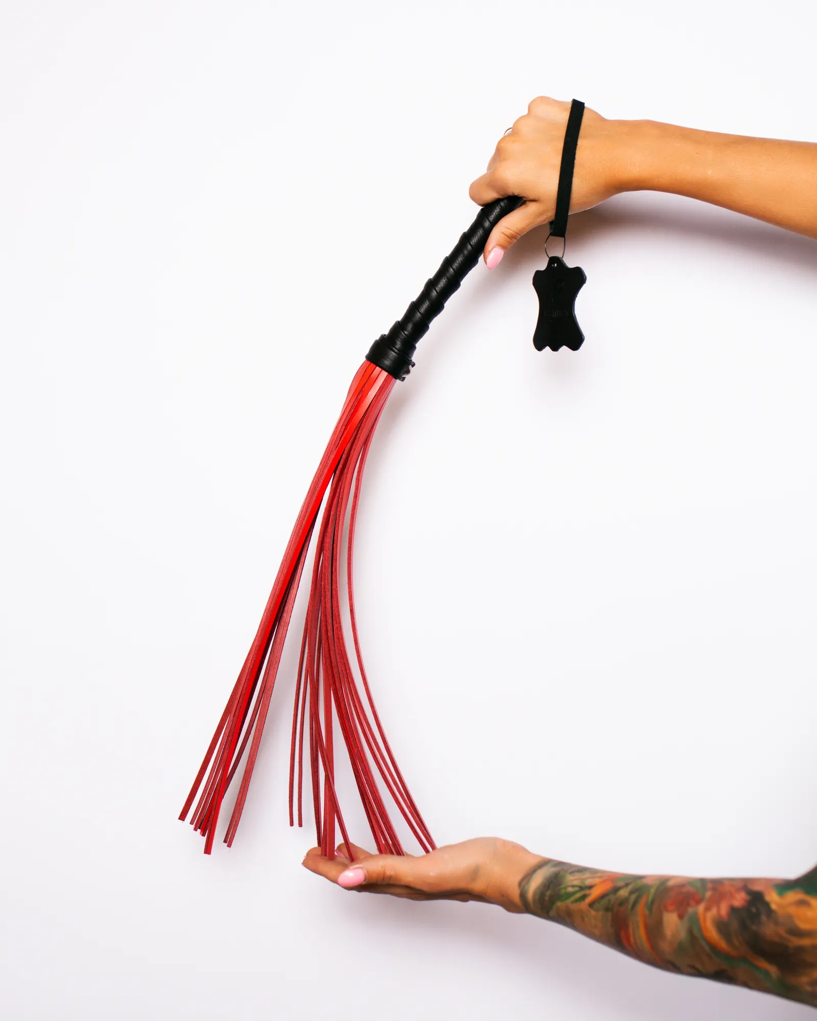 флоггер scandal из натуральной кожи (black&red) в 