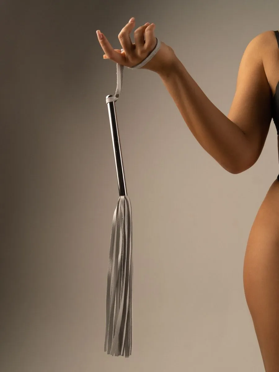 флоггер pinkrabbit из белой кожи с хромированной ручкой в 