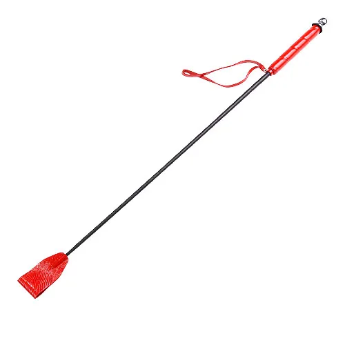 стек красный с деревянной рукоятью и шлепком на конце, общая длина 70 см 3030-2 в 