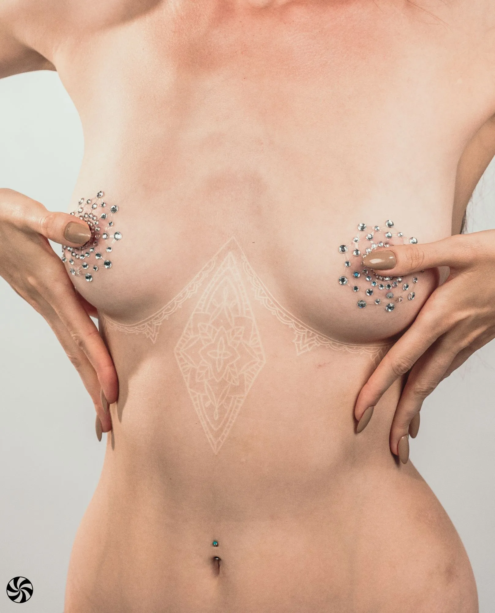 Эротическое наклейки на грудь burlesque rowland white 3639-01lola в 