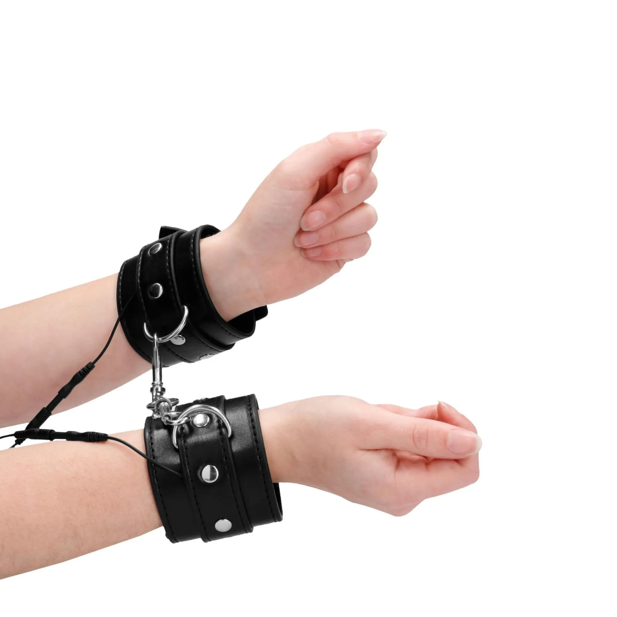 наручники декоративные с электростимуляцией shots media electroshock electro handcuffs, черные в 